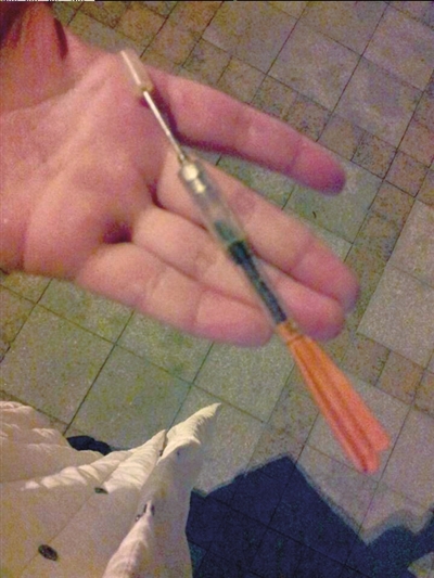 射中受害者的針筒。竇女士供圖