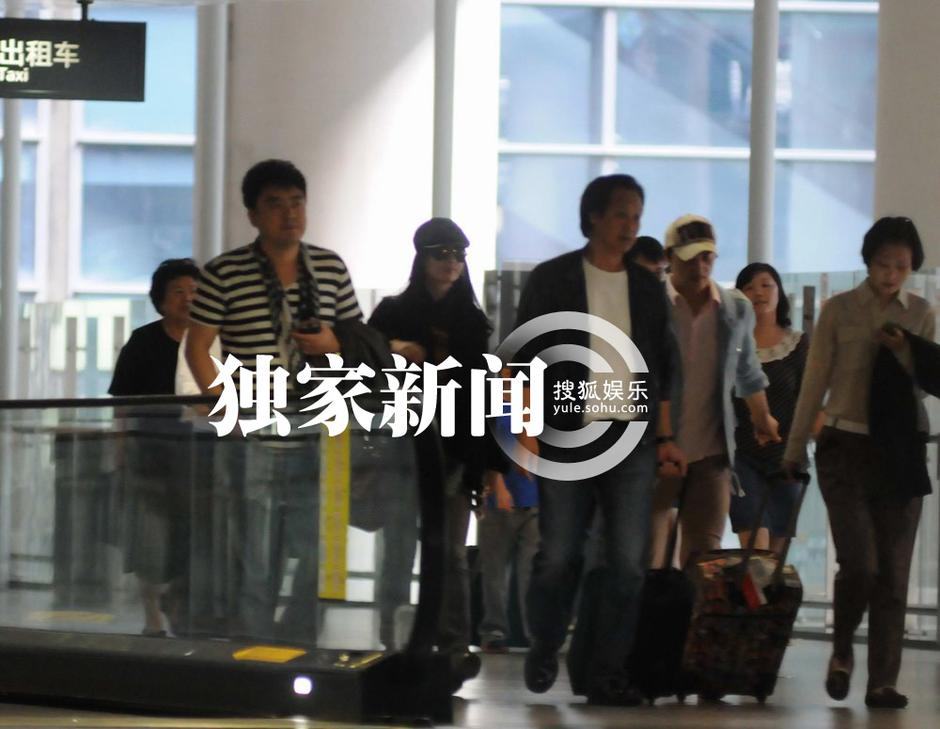 劉亦菲低調回京 跟隨導演趙林山行動隱秘