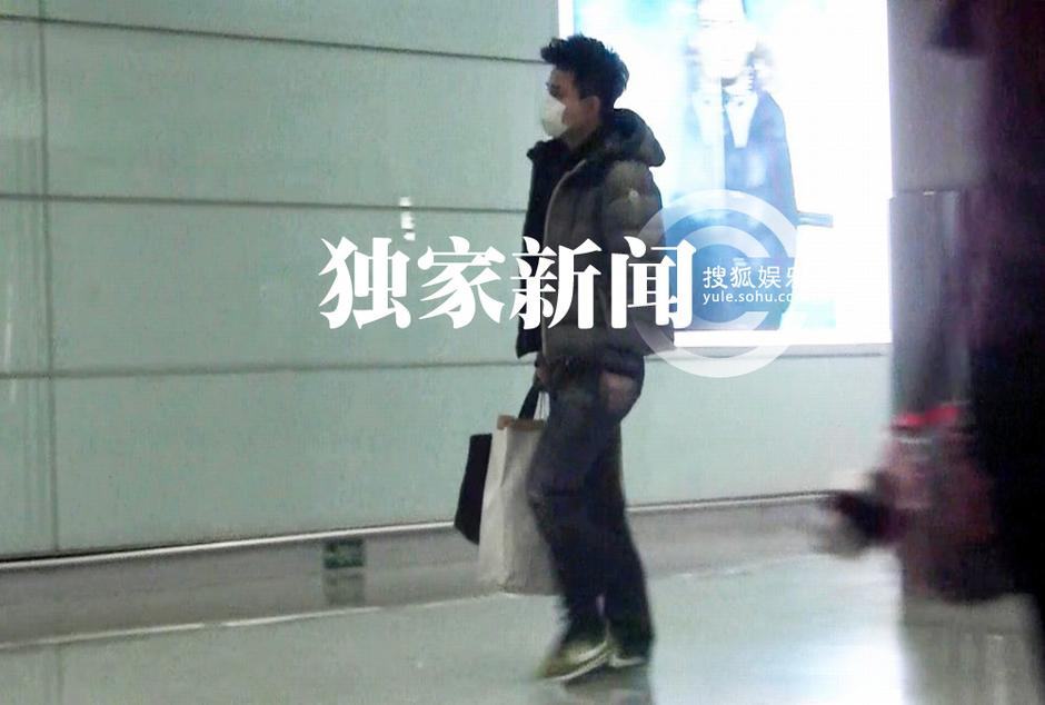 賈乃亮機場疾走 電話不停似思女心切