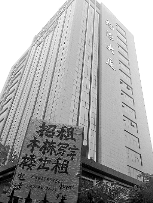 網(wǎng)帖稱這棟大廈為周偉思個(gè)人財(cái)產(chǎn)，記者調(diào)查發(fā)現(xiàn)并不屬實(shí)。