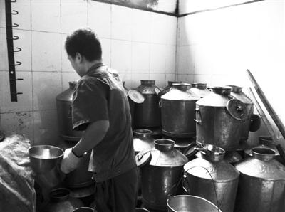 11月26日，在酒鬼酒生產(chǎn)基酒的車間，輸酒管、接酒桶都已是不銹鋼材質(zhì)，基酒產(chǎn)出后將進入酒窖封存。