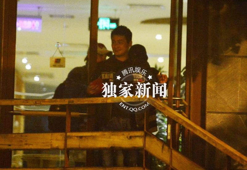 明星足球隊(duì)夜會(huì)餃子館 孫楠房車(chē)主路倒車(chē)