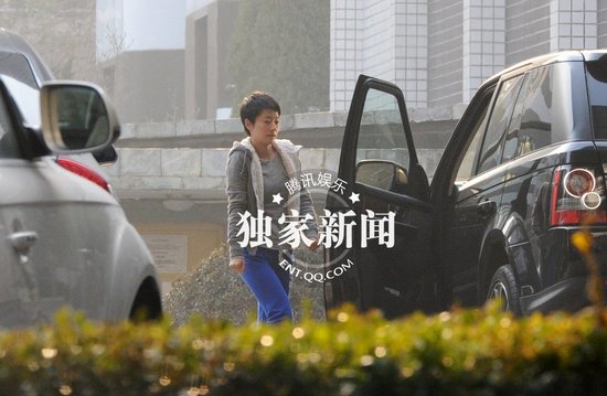 馬伊琍帶女兒悠閑逛商場 著急找不到車位面露難色