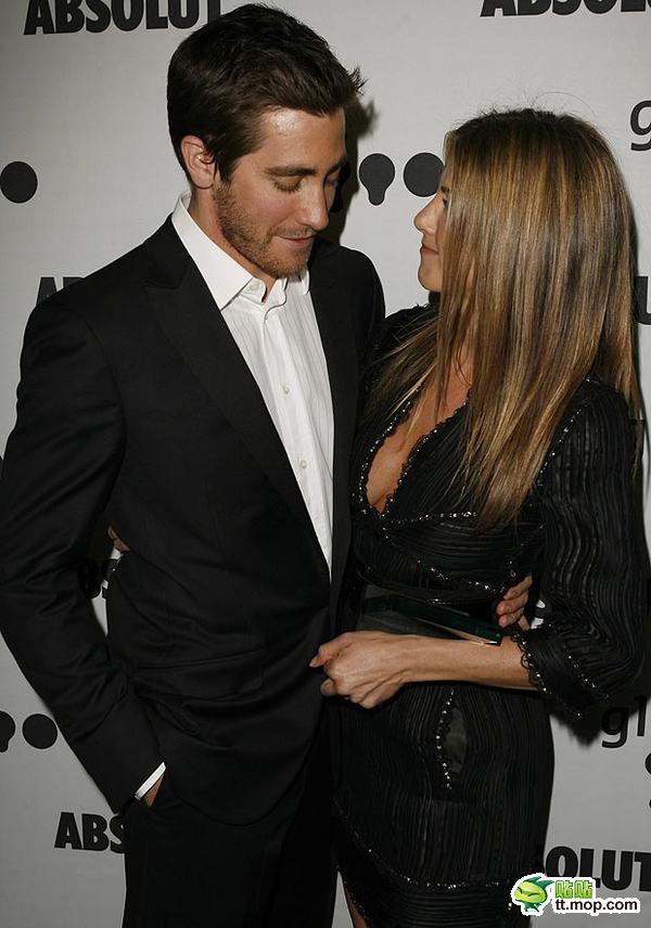 偷瞄得這么明顯 你當(dāng)誰(shuí)都看不見