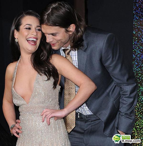 偷瞄得這么明顯 你當誰都看不見