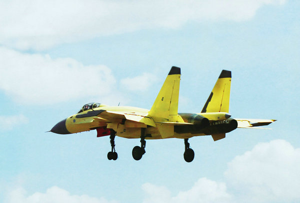 資料圖：國(guó)產(chǎn)殲-15艦載戰(zhàn)機(jī)。