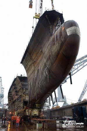 資料圖：正在吊運的“喬治·布什”號航母船首底層部分。