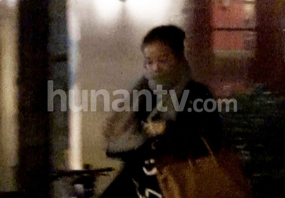 趙薇夜晚酒吧低調(diào)會(huì)友