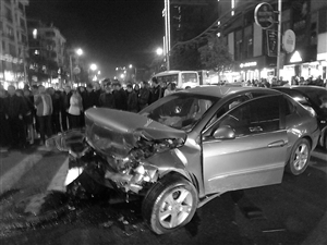 事發(fā)現(xiàn)場，車子被撞得損壞嚴(yán)重 通訊員供圖