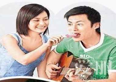 阿嬌情史混亂堪比張柏芝 余文樂(lè)房祖名成集郵對(duì)象(圖)