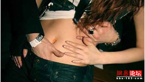 KTV里盡是齷齪男女 瘋玩無(wú)底線