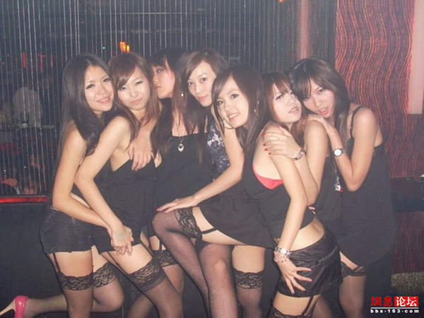 KTV里盡是齷齪男女 瘋玩無(wú)底線