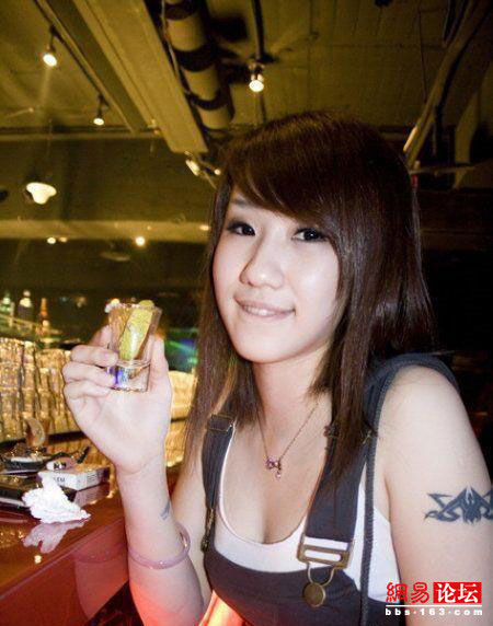 KTV里盡是齷齪男女 瘋玩無(wú)底線(xiàn)