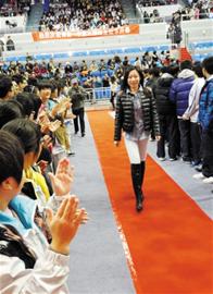 高中班主任走紅毯HOLD住全場 高中班主任走紅毯HOLD住全場