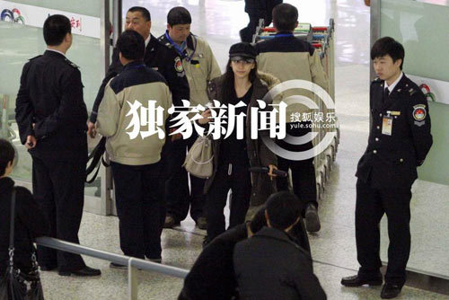 Angelababy素顏現(xiàn)身機場清秀似娃娃 復工鉑金包傍身