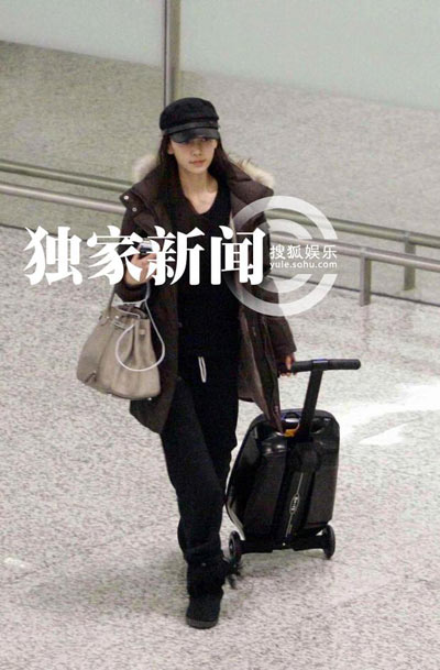 Angelababy素顏現(xiàn)身機(jī)場(chǎng)清秀似娃娃 復(fù)工鉑金包傍身