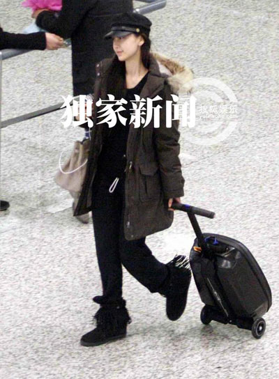 Angelababy素顏現(xiàn)身機(jī)場清秀似娃娃 復(fù)工鉑金包傍身