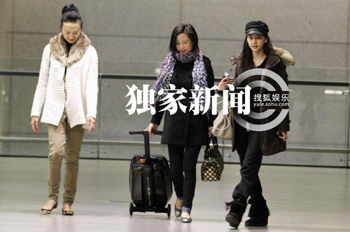 Angelababy素顏現(xiàn)身機(jī)場清秀似娃娃 復(fù)工鉑金包傍身