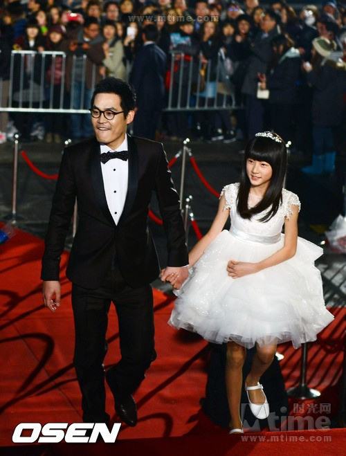 河娜京超深V裝跌倒露乳暈 青龍獎(jiǎng)紅毯眾星秀“清涼”