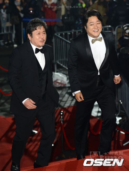 河娜京超深V裝跌倒露乳暈 青龍獎紅毯眾星秀“清涼”