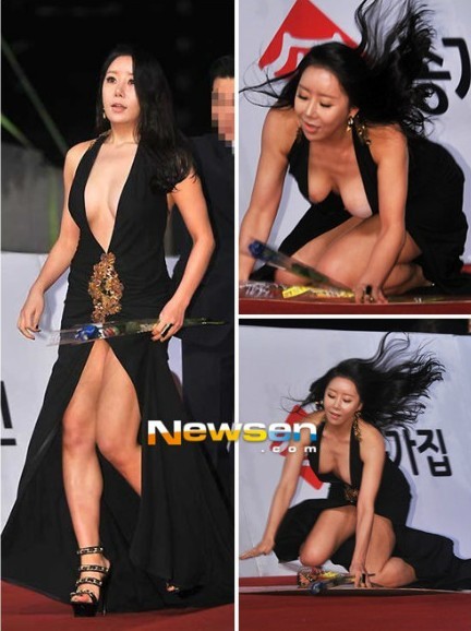 河娜京超深V裝跌倒露乳暈 青龍獎(jiǎng)紅毯眾星秀“清涼”