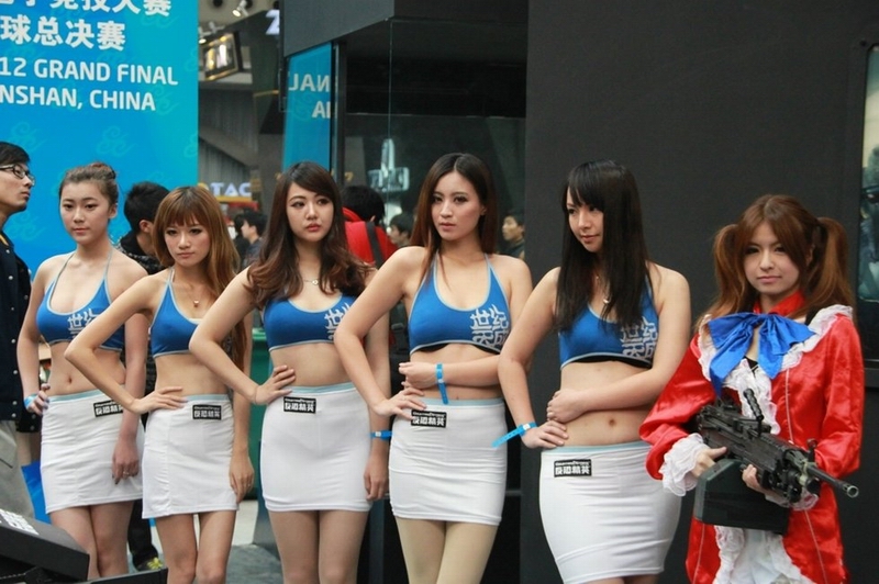 模特內(nèi)衣外露博眼球