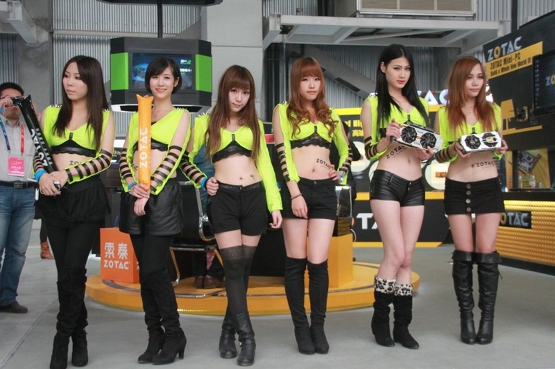 模特內(nèi)衣外露博眼球