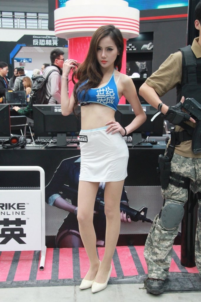 模特內(nèi)衣外露博眼球