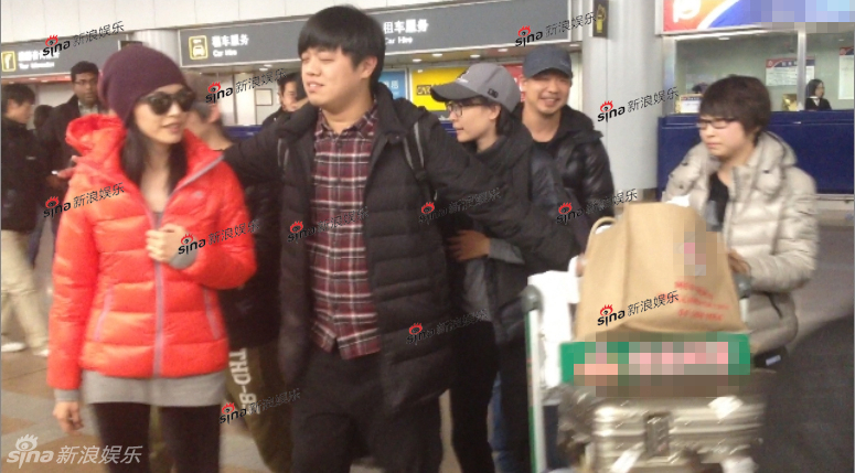 姚晨曹郁婚后回國首現身