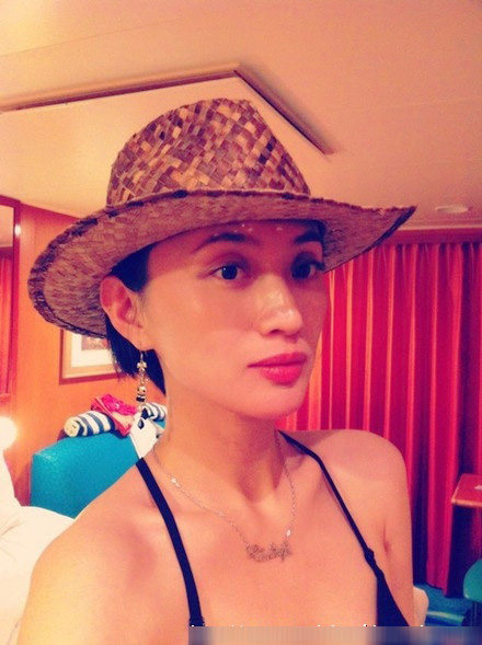 許亞軍四婚育二子 現(xiàn)任妻子張澍性感狂野