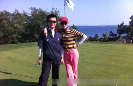 許亞軍四婚育二子 現任妻子張澍性感狂野