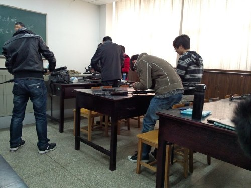 學(xué)生們?cè)谘芯孔詣?dòng)步槍