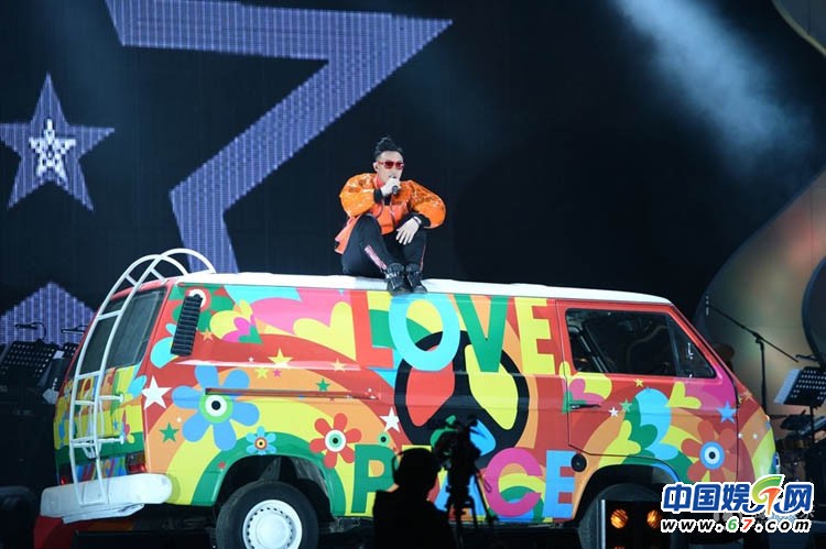 陳奕迅個(gè)唱現(xiàn)場賣萌耍寶