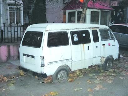 最牛占路車(chē)一睡五年多