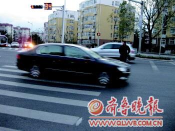 一位行人在燕兒島路與寧夏路路口闖紅燈被困在車流中。