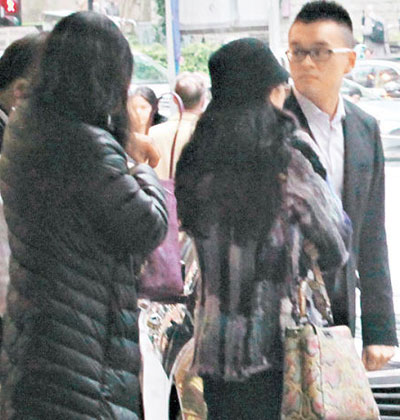 有男子相伴的章子怡，發(fā)現(xiàn)記者鏡頭，立刻轉(zhuǎn)身回避。