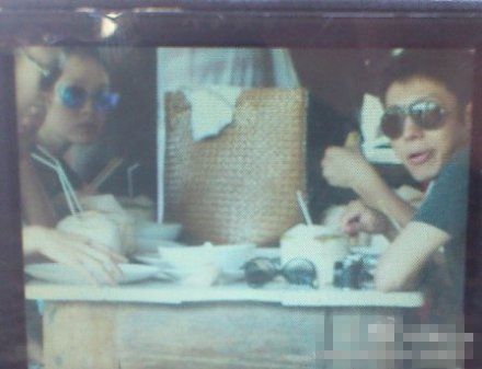 章子怡撒貝寧密游泰國(guó)