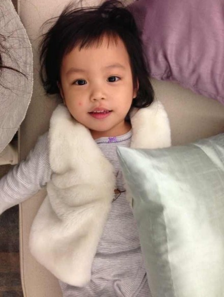 小四月曝新照 小臉圓潤(rùn)像極媽媽