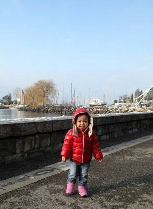 小四月曝新照 小臉圓潤像極媽媽