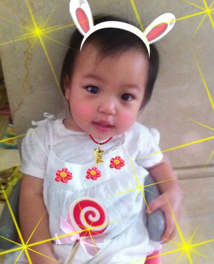 小四月曝新照 小臉圓潤(rùn)像極媽媽