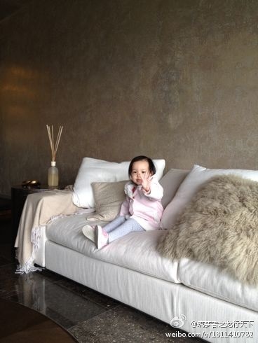 小四月曝新照 小臉圓潤像極媽媽