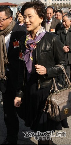 限量版圍巾揭女星奢侈裝備