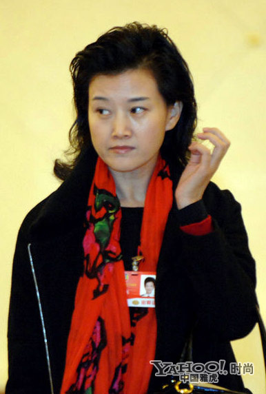 限量版圍巾揭女星奢侈裝備