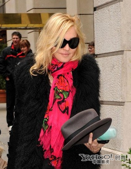 限量版圍巾揭女星奢侈裝備