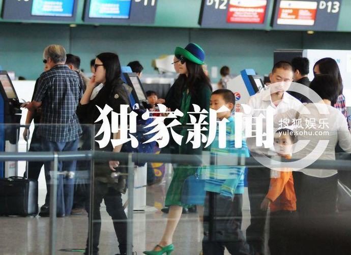 范冰冰化身“綠精靈”現(xiàn)身機場 酷勁十足引圍觀