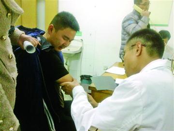 男子買(mǎi)到吸油車(chē)堵售車(chē)公司門(mén) 老板揮斧狂砍