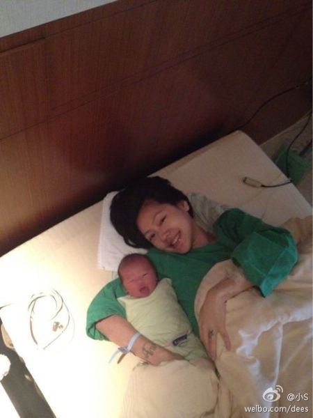 4月5日，小S生下小女兒。