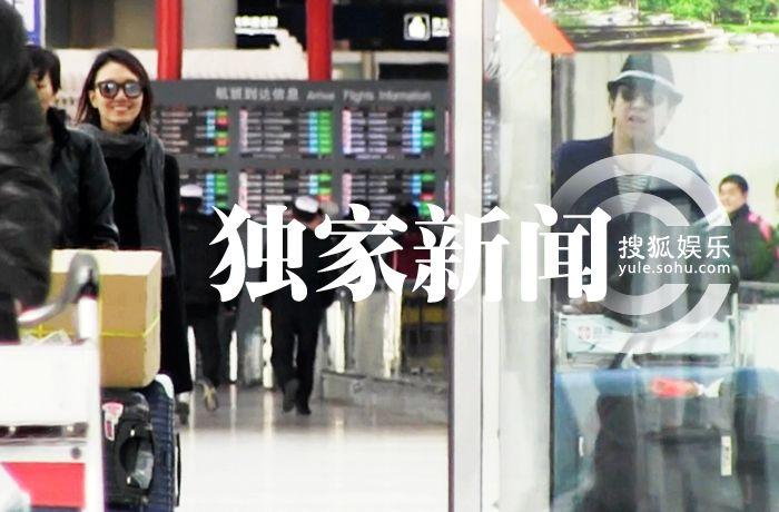 黃渤袁泉同日抵京 機(jī)場(chǎng)熱聊