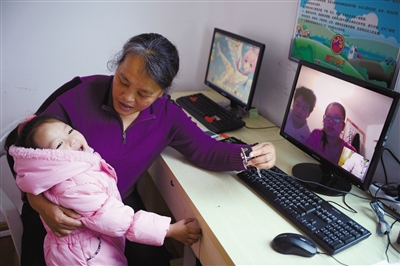 11月22日，琯頭鎮(zhèn)，小朋友小琳和奶奶在一起與遠在美國的父母視頻通話。