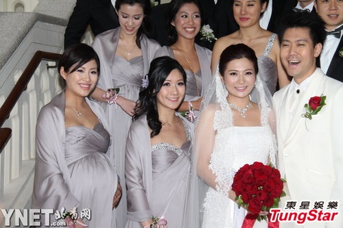 周家蔚挺大肚當(dāng)伴娘